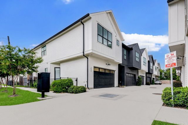 2722 Oakwood Crest, Houston, TX 77018