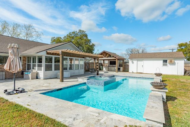  1100 Western Ave, Angleton, TX 77515