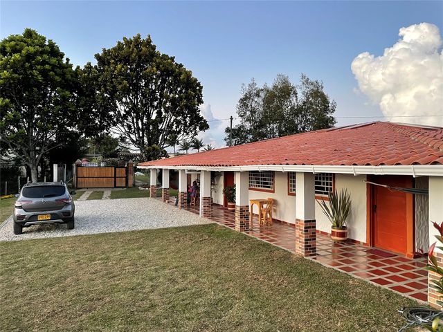 FINCA LOS ALMENDROS, MARINILLA