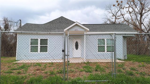 601 Armstrong, Snook, TX 77878