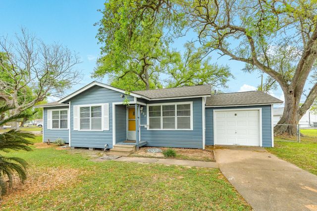  837 Pin Money St, Clute, TX 77531