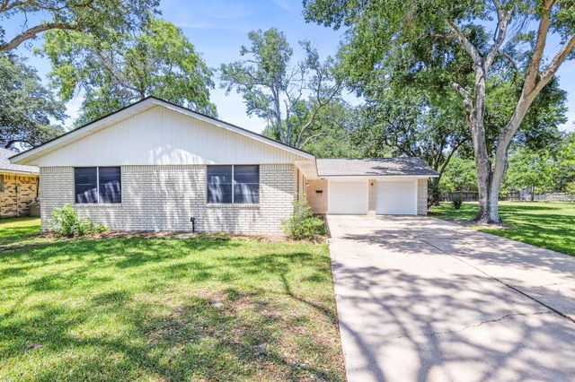  3010 Lamar Cir, El Campo, TX 77437