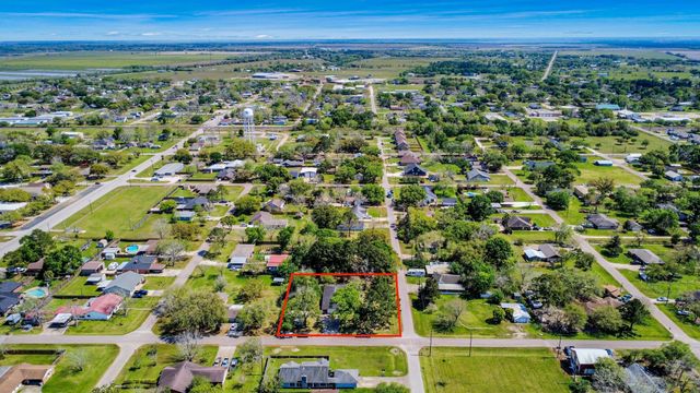  1405 Avenue G, Danbury, TX 77534