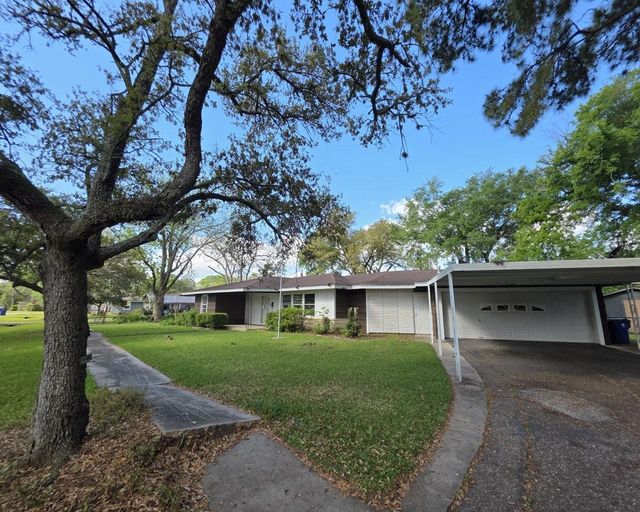  813 N Morgan St, Angleton, TX 77515