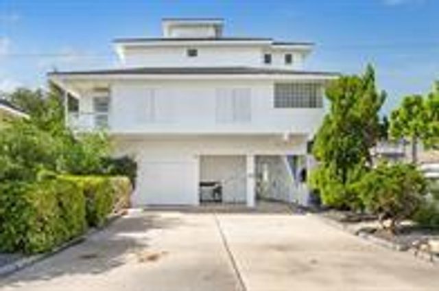  1330 Coral Way, Tiki Island, TX 77554