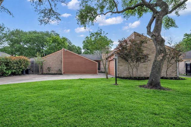 8206 Debbie Gay Dr, Houston, TX 77040
