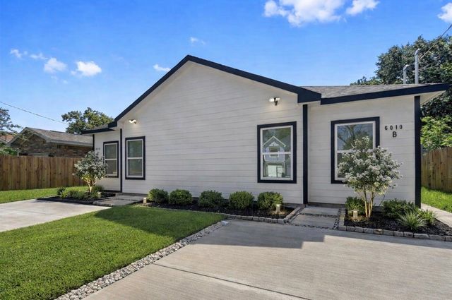 6010 Bobby Burns St B, Houston, TX 77028