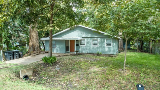  421 E Park St, Alvin, TX 77511