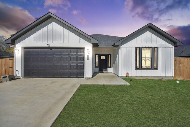  118 Nelson Rd, Anahuac, TX 77514
