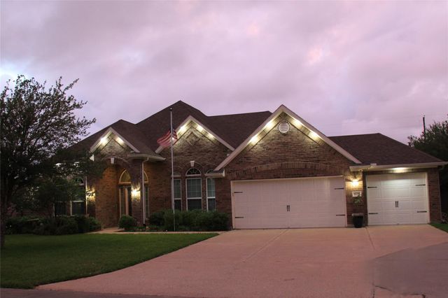  11219 Kings Point Boulevard Blvd, Mont Belvieu, TX 77535