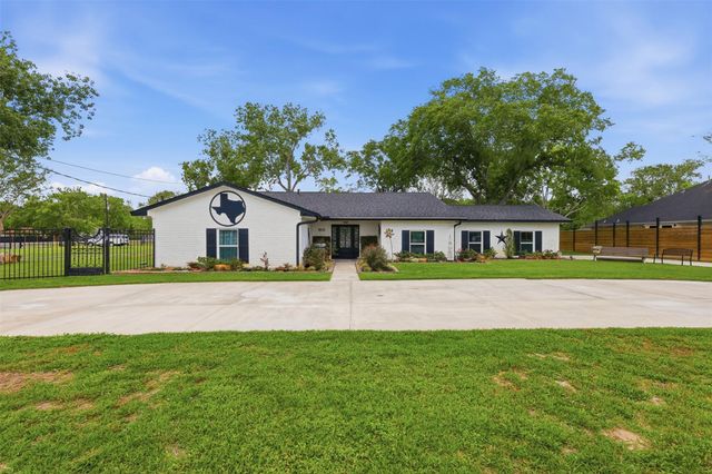  5111 Brookside Rd, Brookside, TX 77581