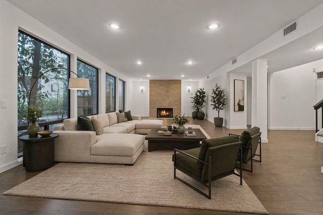  9043 Briar Forest Dr, Houston, TX 77024