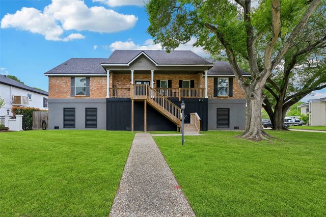  18611 Point Lookout Dr, Nassau Bay, TX 77058