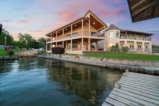 295 Bayview Ln, Livingston, TX 77351