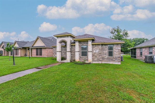  115 Silverbell Cir, Lake Jackson, TX 77566