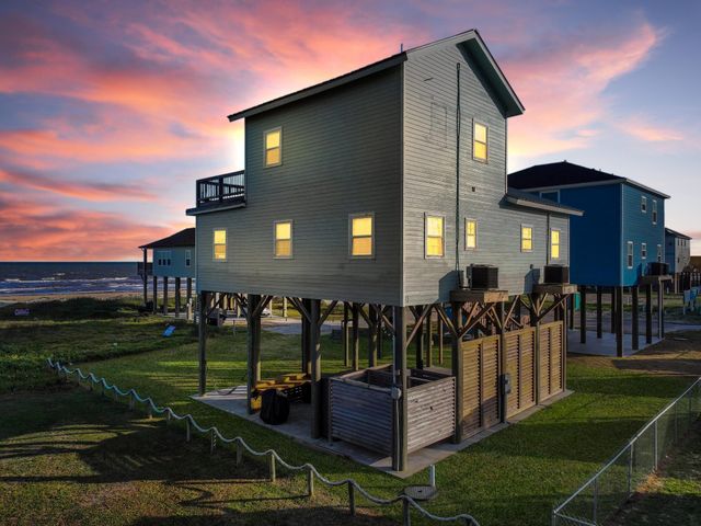  1890 Atlantis Ln, Crystal Beach, TX 77650