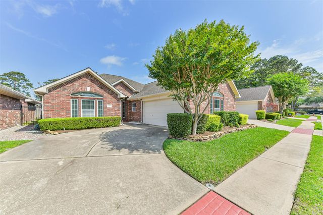 314 Parkwood Village Drive in Friendswood, Texas