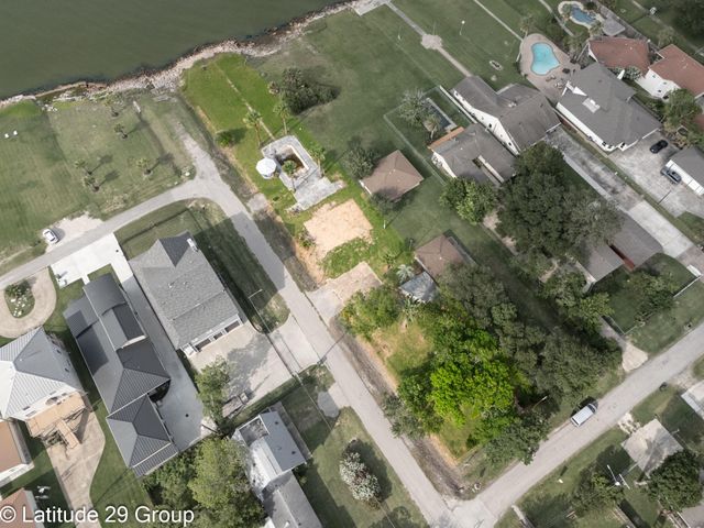  2588 Cliff Dr, Dickinson, TX 77539