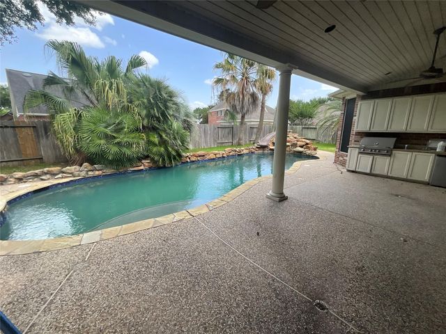  8322 Castle Pond Ct, Houston, TX 77095