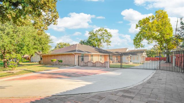 902 Ashford Parkway Pkwy, Houston, TX 77077