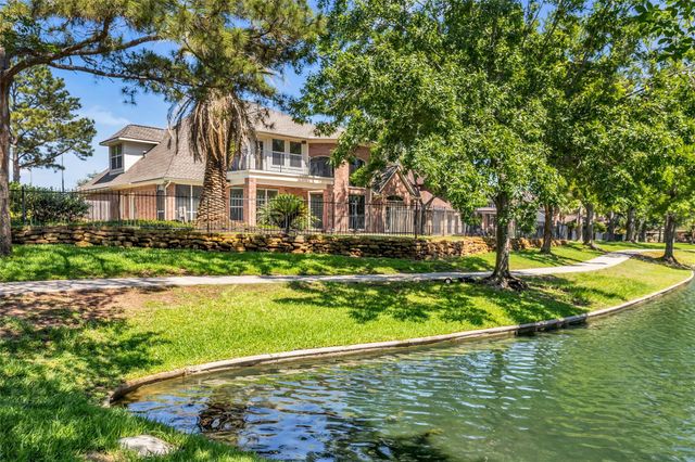 15935 Lake Loop