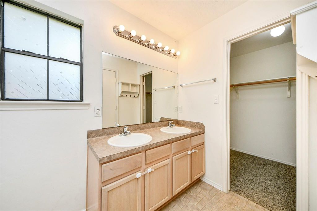 16134 Coleburn Dr photo 32
