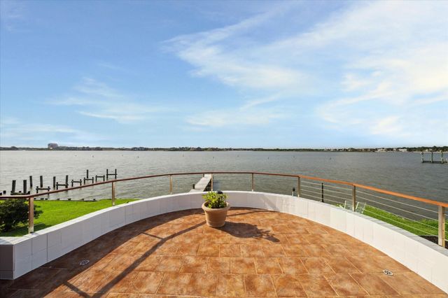 2414 Baycrest Dr, Houston, TX 77058 — $780,000