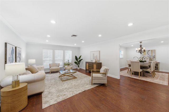  211 Faust Ln, Houston, TX 77024