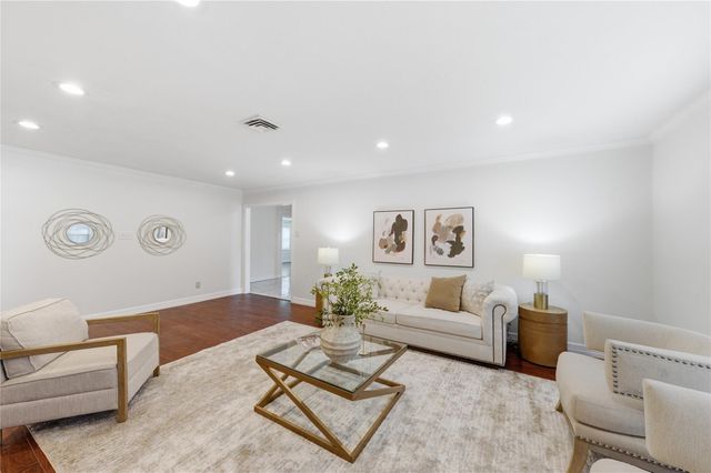  211 Faust Ln, Houston, TX 77024
