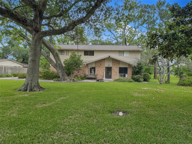  102 Post Oak, Lake Jackson, TX 77566