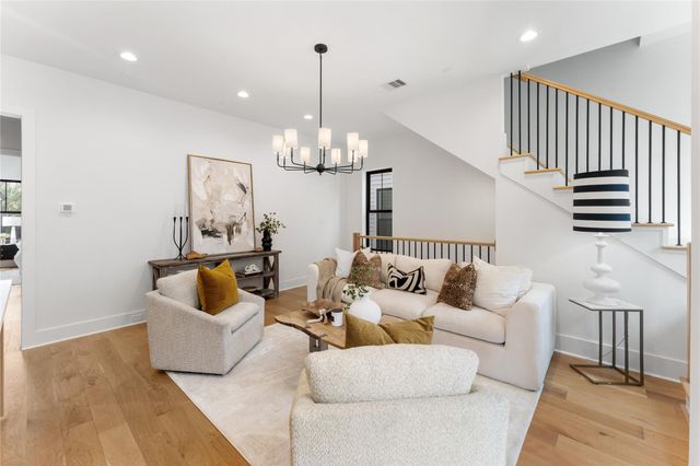  515 E 4th St, Houston, TX 77007