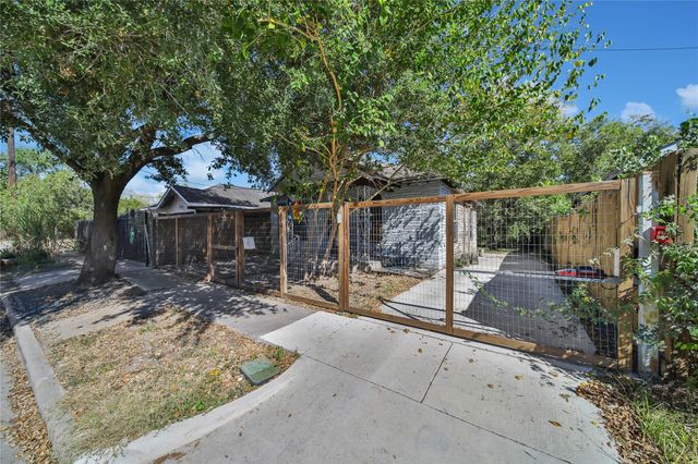 1120 Capron