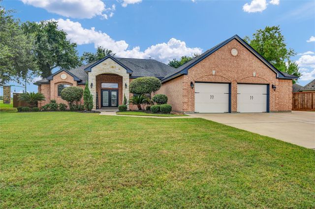 101 Deerwood Drive, Lake Jackson, TX 77566