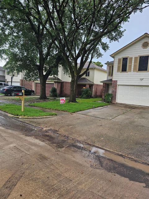  810 Oak West Dr, Houston, TX 77073