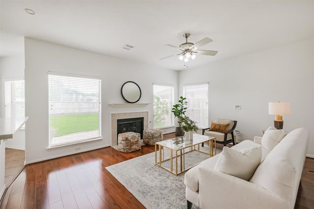  139 High Meadows Dr, Sugar Land, TX 77479