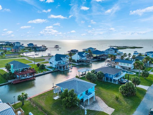  3813 Tradewinds Dr, Galveston, TX 77554