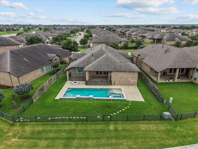  2420 Sky Harbor Ln, Friendswood, TX 77546