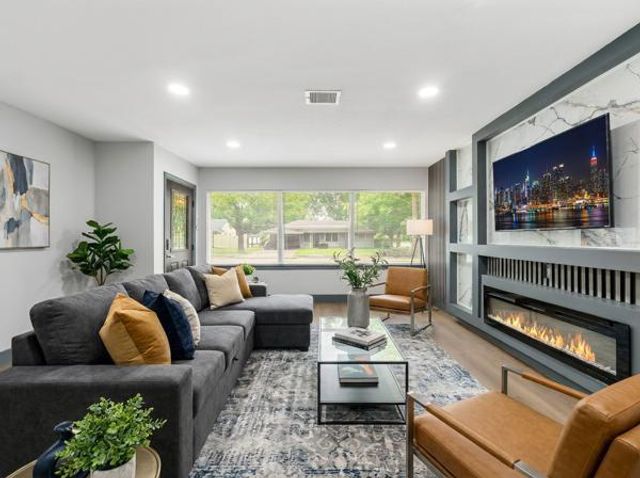 6058 Lyndhurst