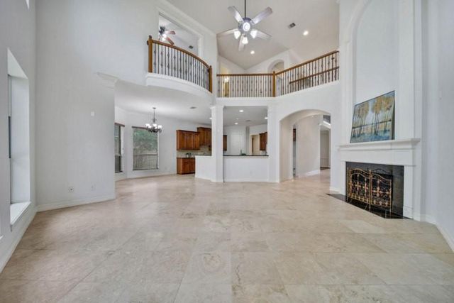 6811 Colonade