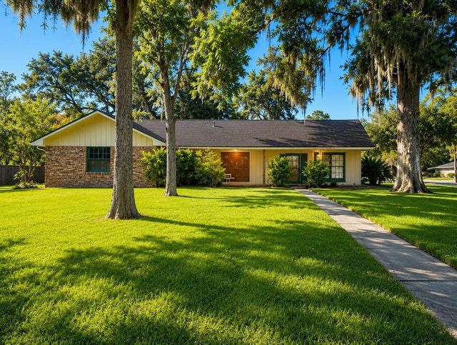  131 Daisy St, Lake Jackson, TX 77566