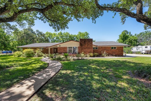  616 Cannan Dr, Angleton, TX 77515