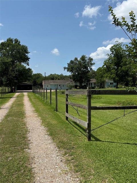  9718 County Road 321, Sweeny, TX 77480