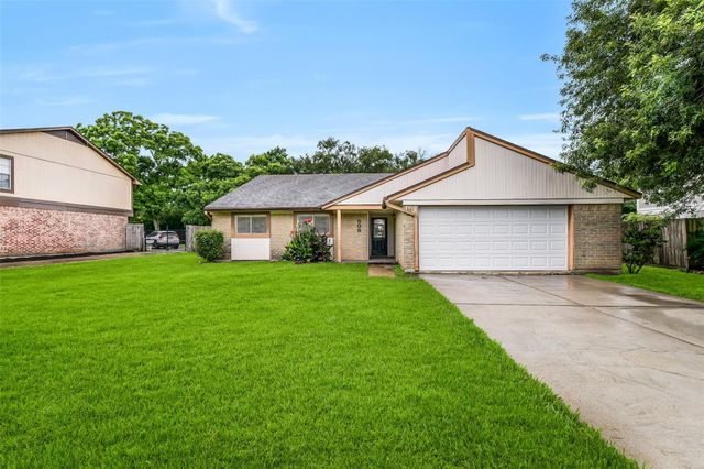  508 E Castle Harbour Dr, Friendswood, TX 77546