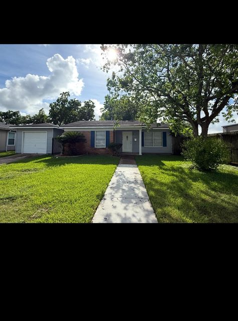 102 Forest Oaks Ln, Lake Jackson, TX, 77566