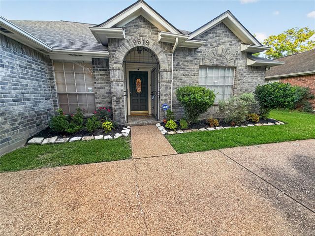  9618 Meadowchase Ct, Houston, TX 77065