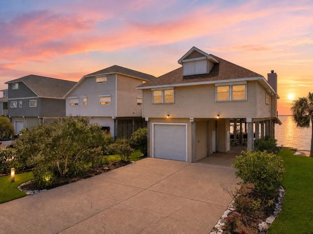 243 Isles End, Tiki Island, TX, 77554