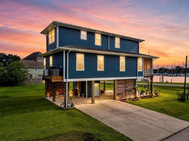 403 W Shore Dr, Clear Lake Shores, TX 77565