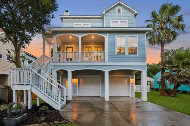 209 Queen Rd, Clear Lake Shores, TX 77565