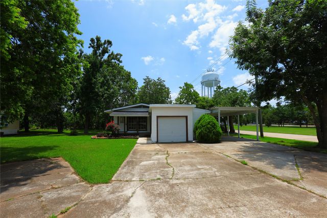 302 Circle Way, Lake Jackson, TX, 77566