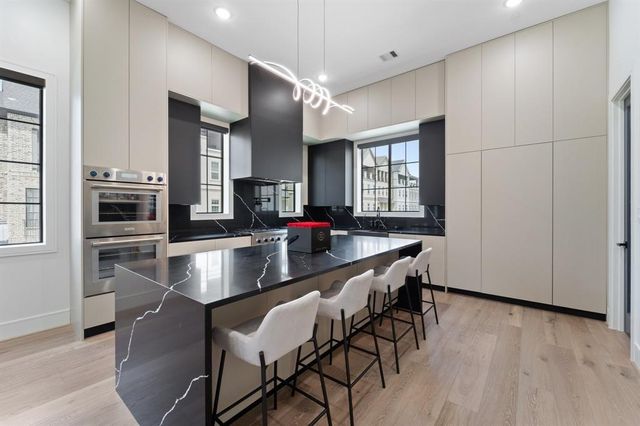  948 Blackshire Ln, Houston, TX 77055